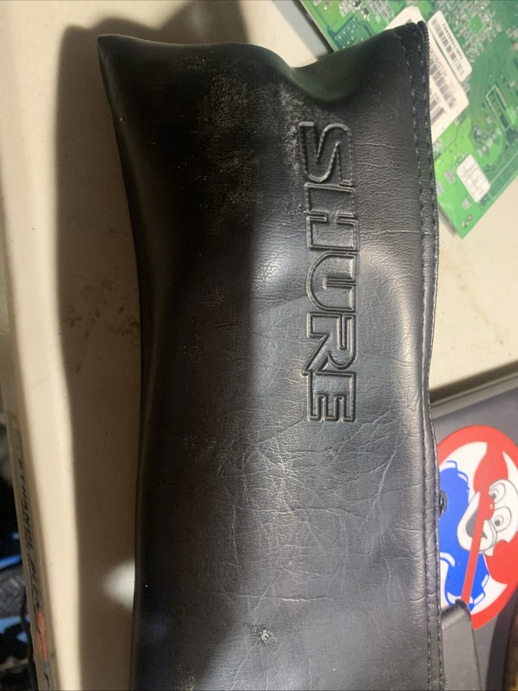 Shure AXS 3 Black WiredHandheld Dynamic Microphone With Case