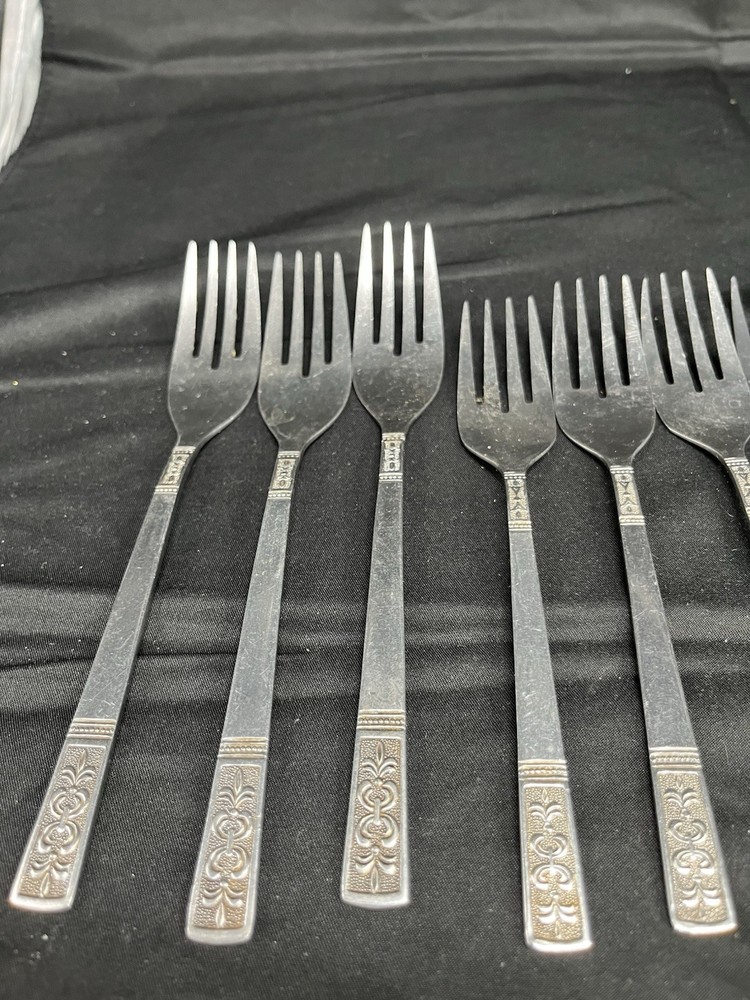 Customcraft Stainless CUS3 Fleur De Lis Flatware Taiwan Spoon Fork Knives 25 PCs