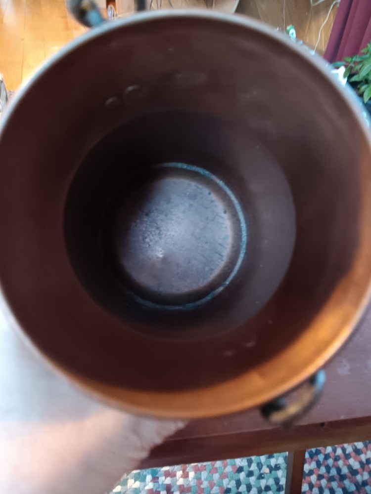 DECORATIVE COPPER POT W/ HANDLE. 1339