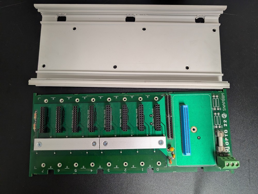 Opto 22 SNAPB8M 006468 8 Module Rack