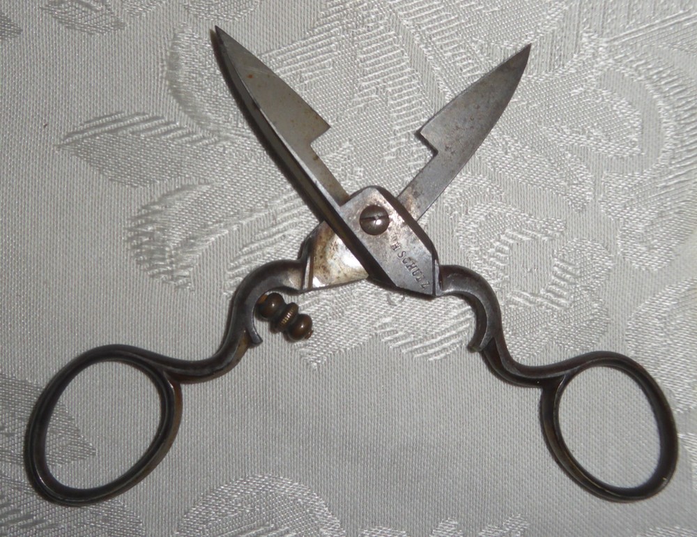 Vintage Button Hole Scissor