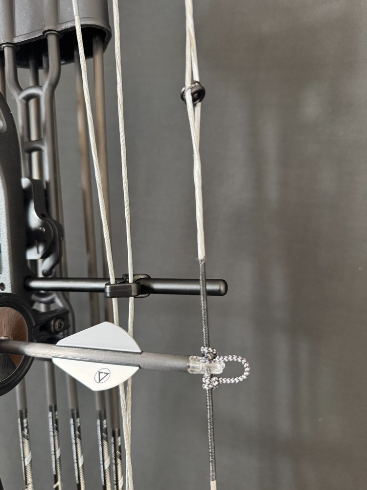 Elite Ember Compound Bow Black Right Hand 40LBS Full Setup New