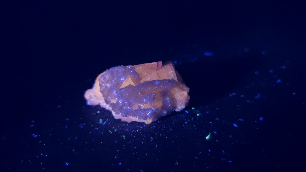 UV Reactive Mangano Calcite
