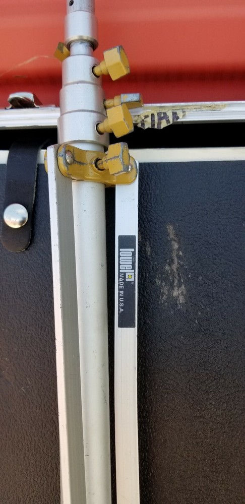 2 LOWEL PRO-LIGHTS WITH STANDS COME WITH 1 EXTRA BULB