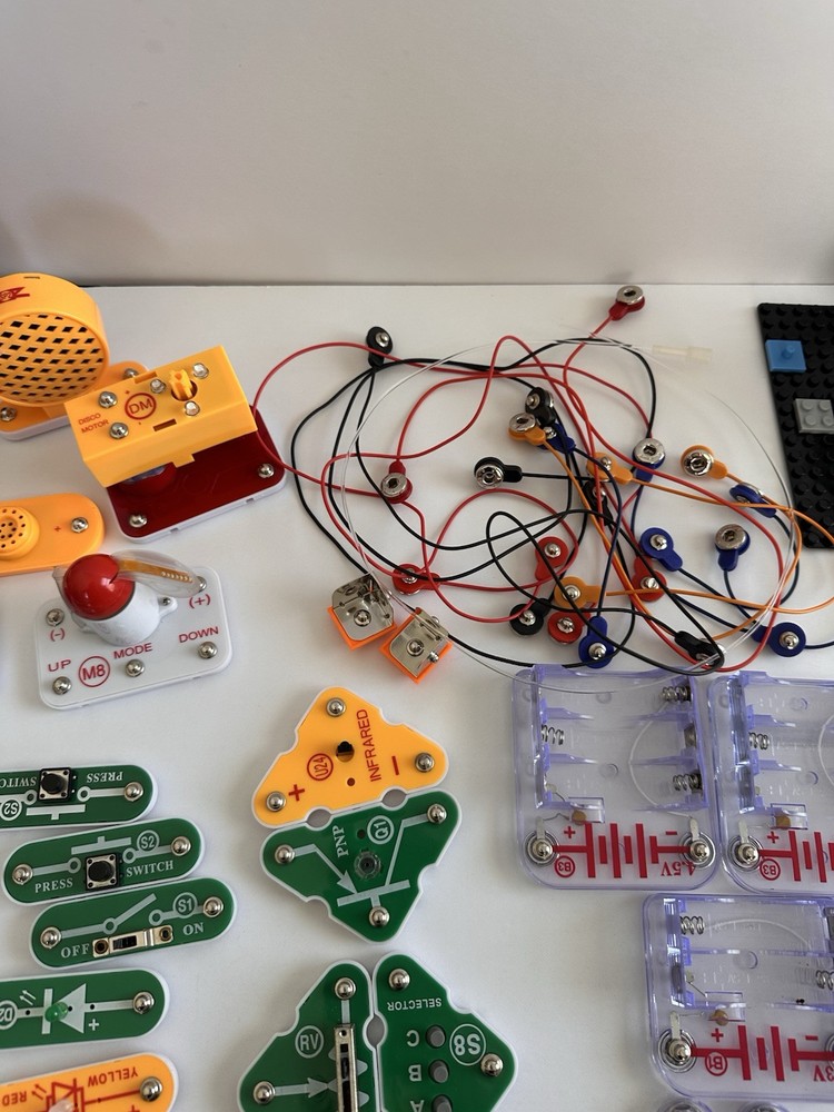 Electronic Snap Circuits Large LOT Elenco STEM Educational