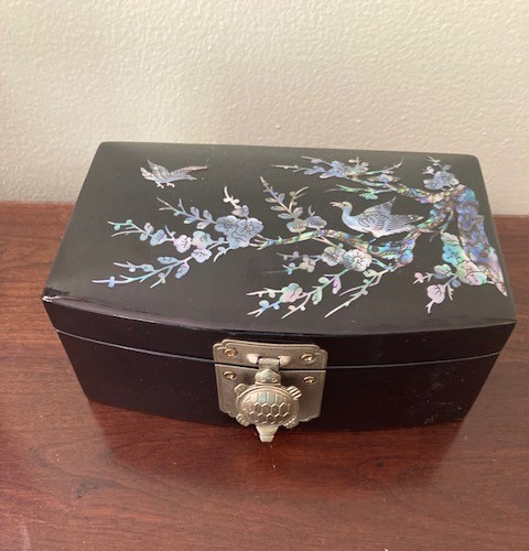 Vintage Korean Black Lacquered Mother of Pearll Jewelry Box 3.5'' X 6'' X 2''