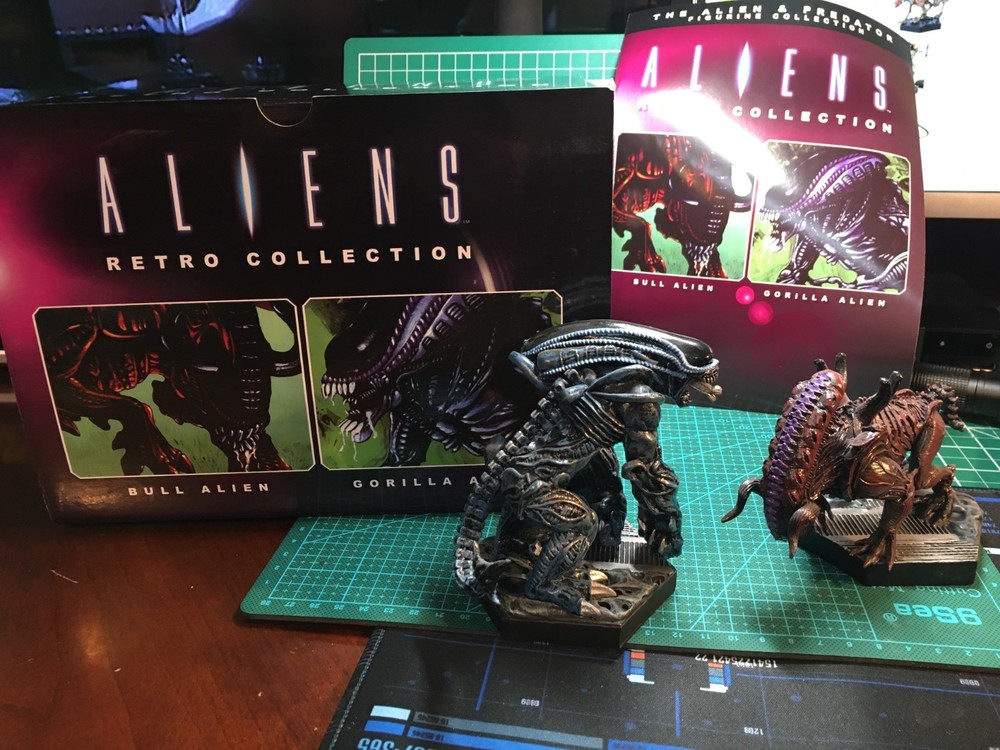 Eaglemoss Aliens "Box Set 4 "Alien vs Predator Video Game Set" opened, displayed