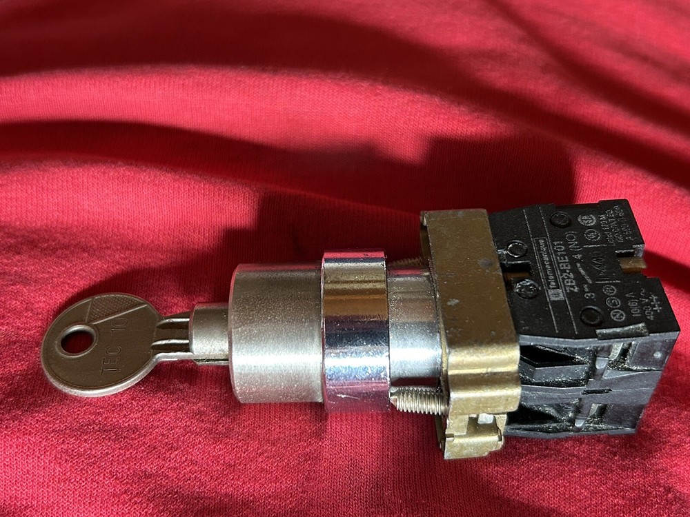 Telemecanique Key Switch 3-Position 2NO Spring Return To Center