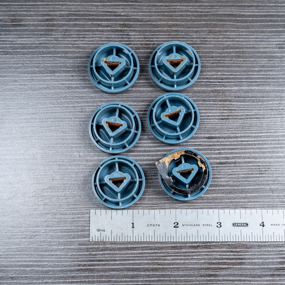 MIDCENTURY Radio / Equipment Knobs / Blue Plastic / RCA 1/4" D Shaft