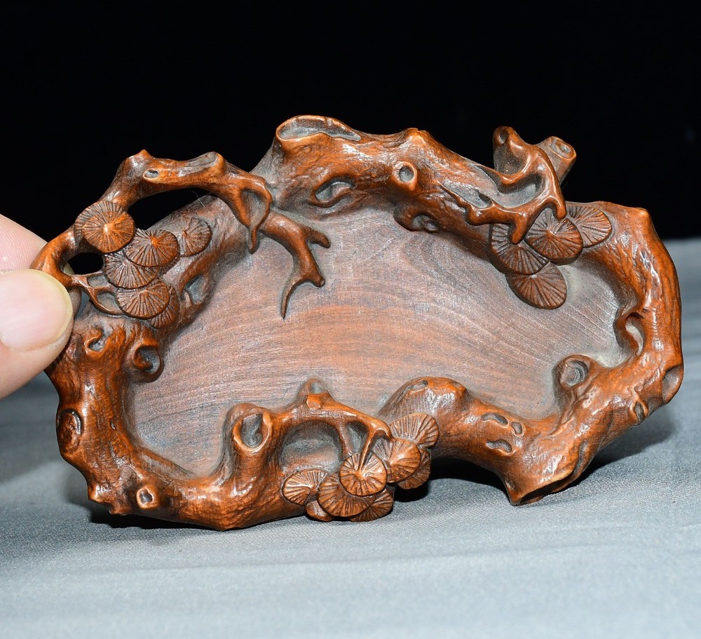 Exquisite Small Leaf Boxwood Ornament with Joyful Eyebrows