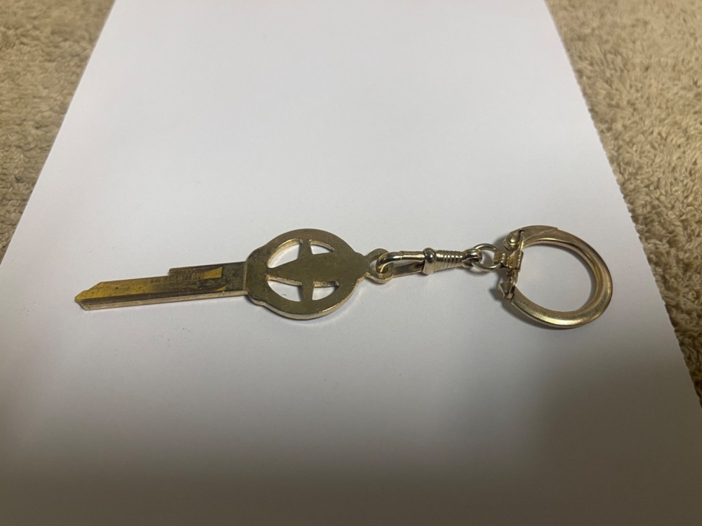 NOS COLORCREST GM OLDSMOBILE KEY BLANK KEYCHAIN