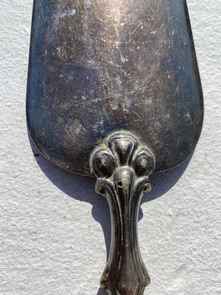 Nice Vintage Ornate Bard With Lute Patterned Silverplate Pie Server 12"