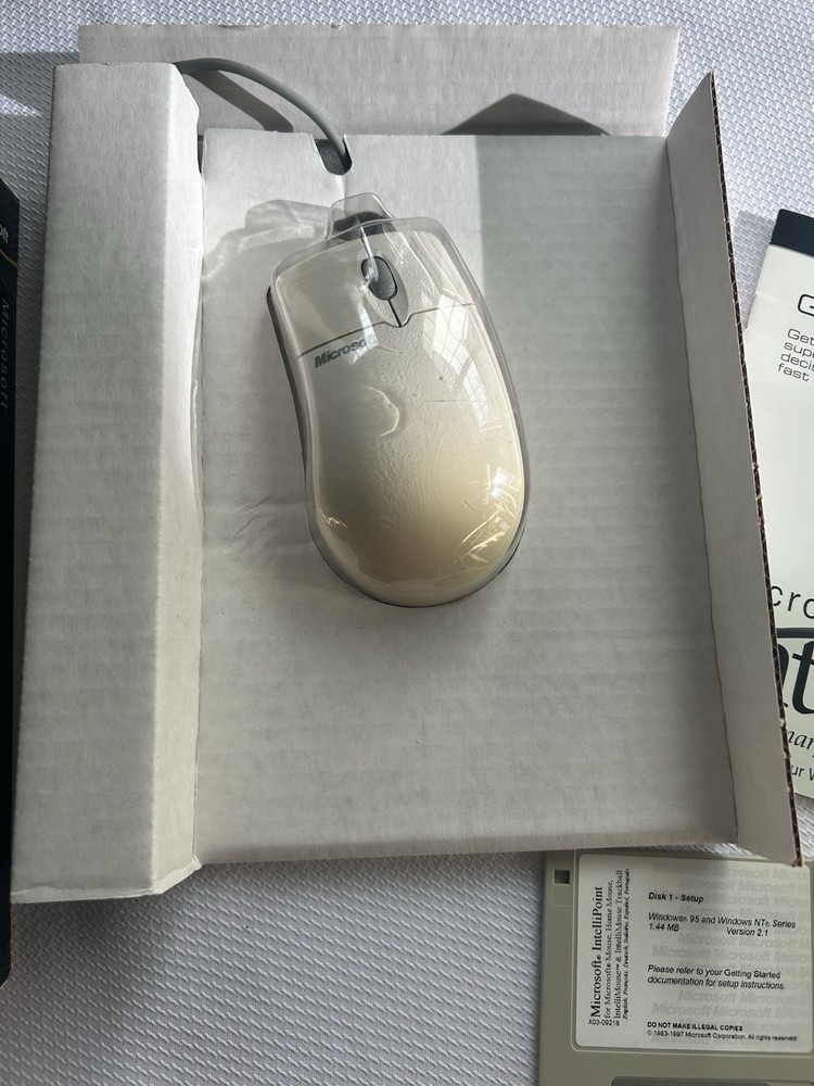 Microsoft IntelliMouse, DB9/PS/2 Version, Two Buttons Plus Dial-In Button