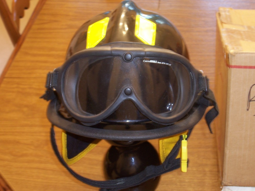 CAIRNS 360 S - GS WITH GOGGLES BLACK NEVER WORN