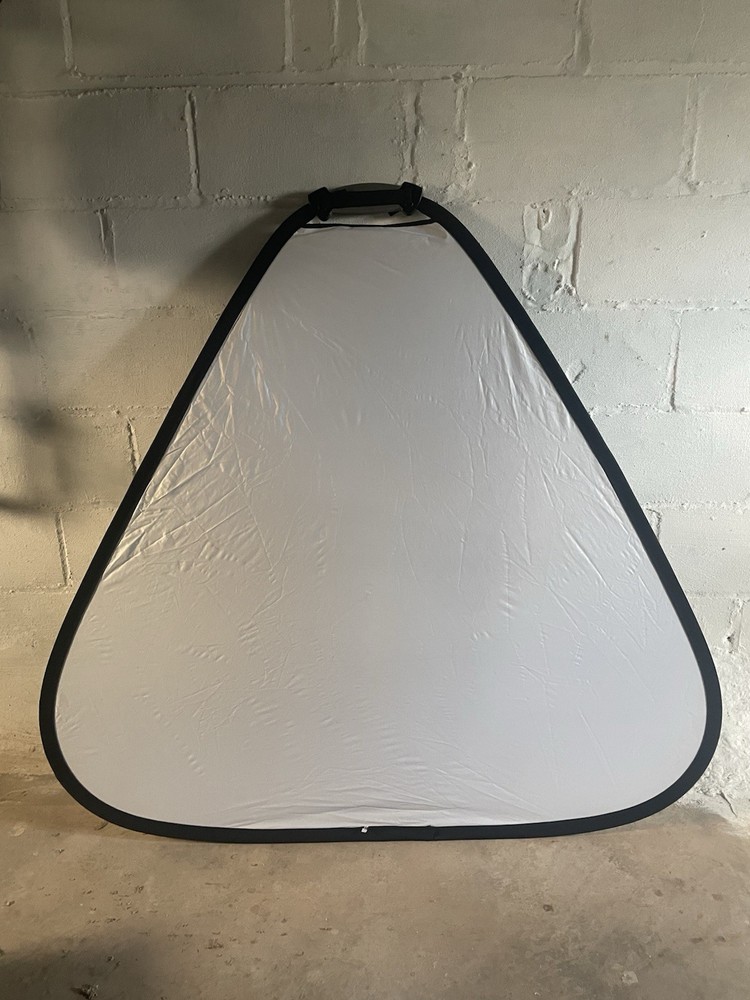 Manfrotto 30" TriGrip Collapsable Triangular Reflector, Built-In Handle, Silver/
