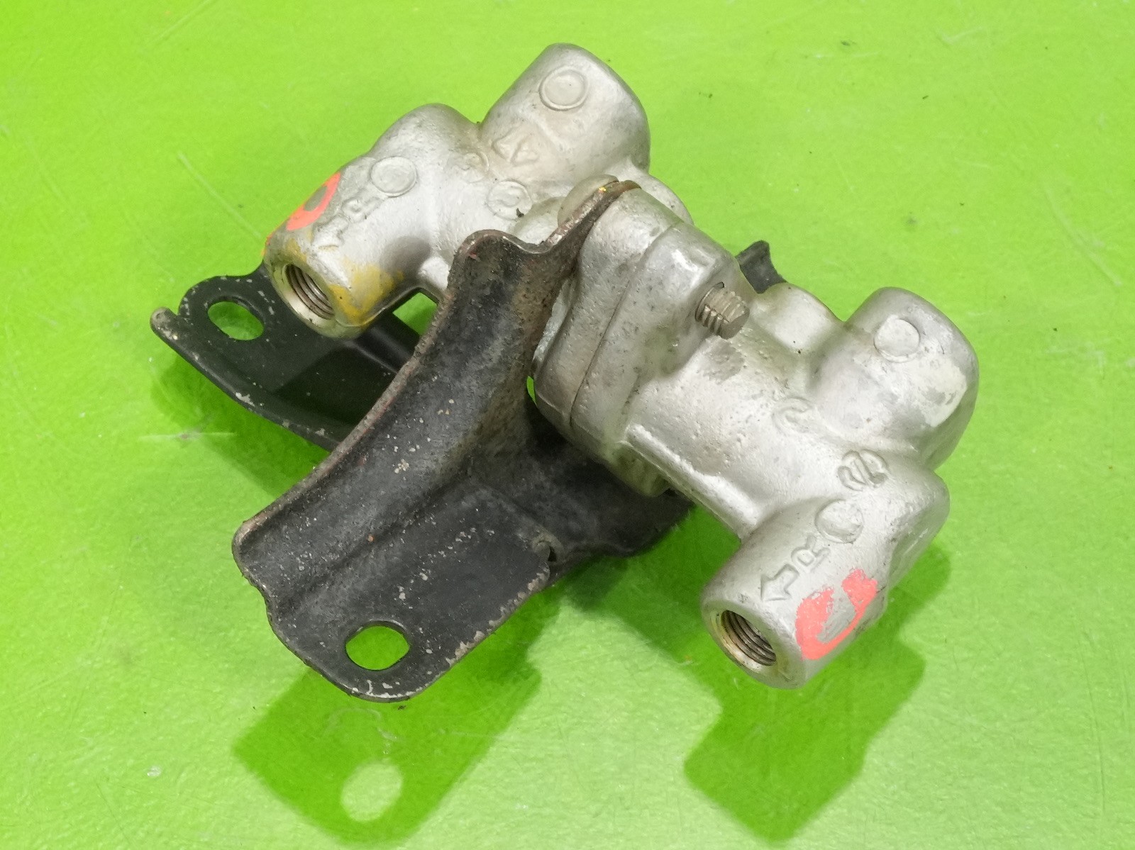 92-95 Civic OEM rear back brake 3030 proportioning valve + firewall bracket