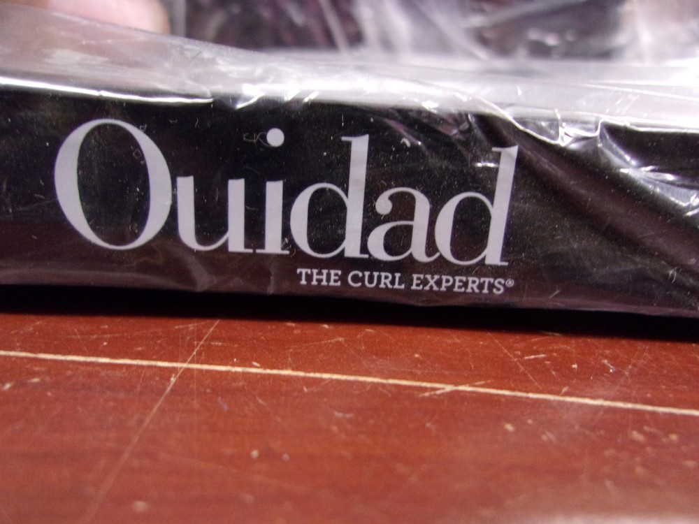 Ouidad Reflective DIsplay Stand Black