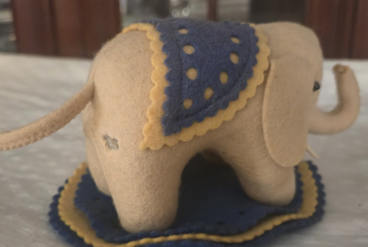 Wilson Wil-Hold Mustard Yellow Sewing Organizer, retro look, with Sewing Notions