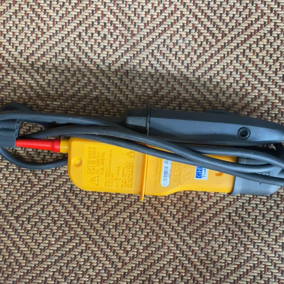 Fluke T130 Two-pole Electrical Probe Tester or flukeT130VDE/Nice/working-