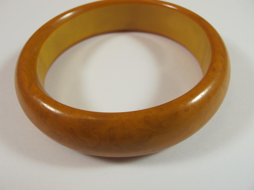 BUTTERSCOTCH VINTAGE BAKELITE BANGLE BRACELET