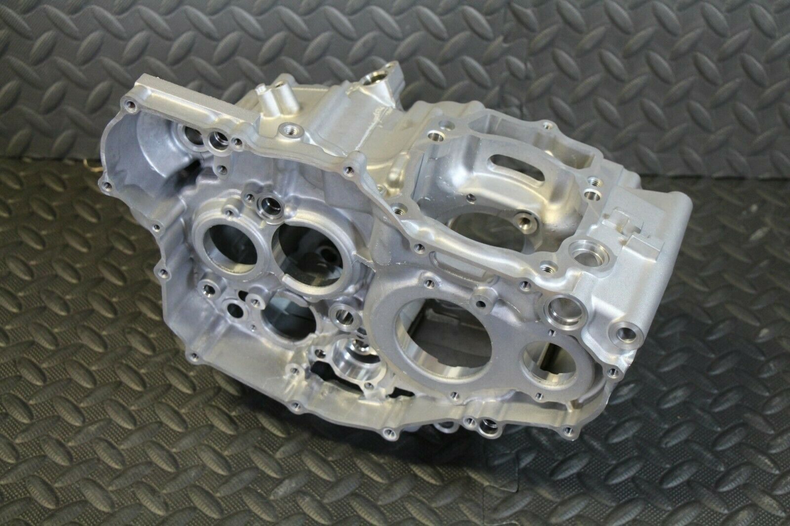 NEW YAMAHA YFZ450 YFZ 450 ENGINE LEFT RIGHT CENTER CASES CASE YFZ 450 2004 2005