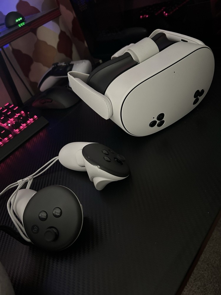 Meta Quest 3S Virtual Reality Headset 128GB with Hard Shell Case