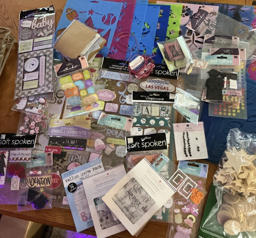 LARGE ASSORTMENT OF CRAFT ITEMS
