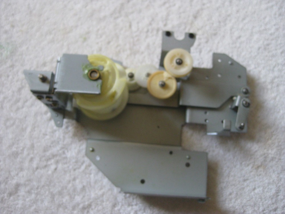 DISC LOADER ASSEMBLY GEARS WITH BRACKET FOR A SONY CDP-CX270 CD CHANGER OEM PART