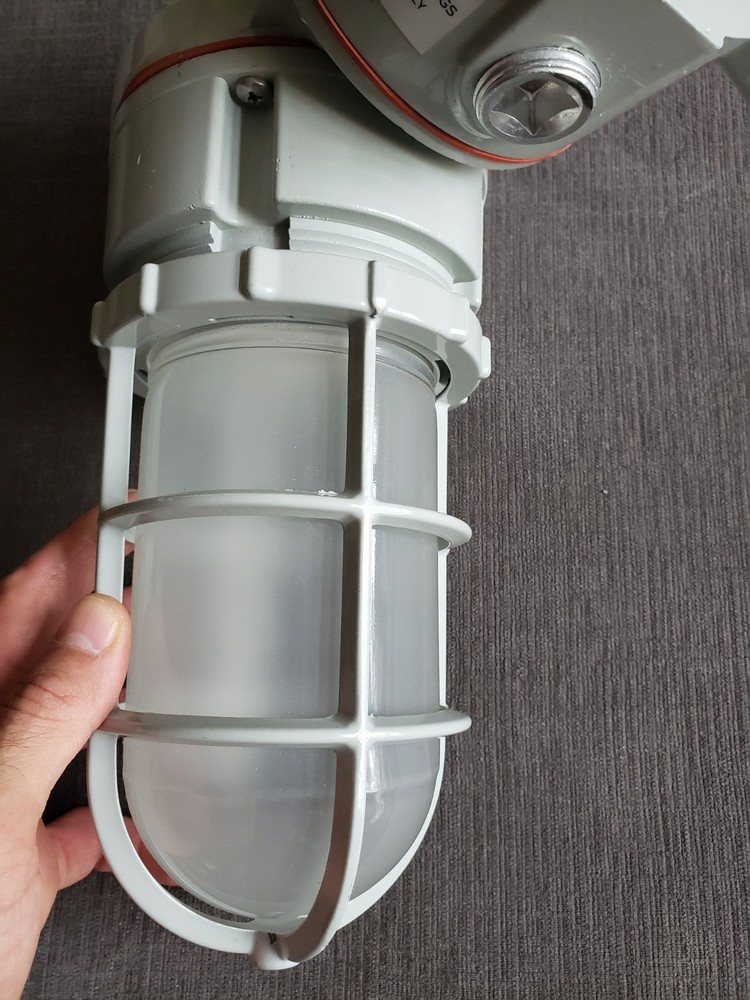 AZZ Incorporated Explosion Proof Light 26W - AVP26LUHFGW - UNTESTED - READ DESC.