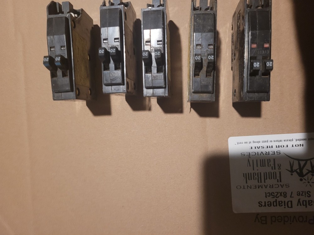Square D QO2020 - 20 Amp Single-Pole  Circuit Breaker small broken area
