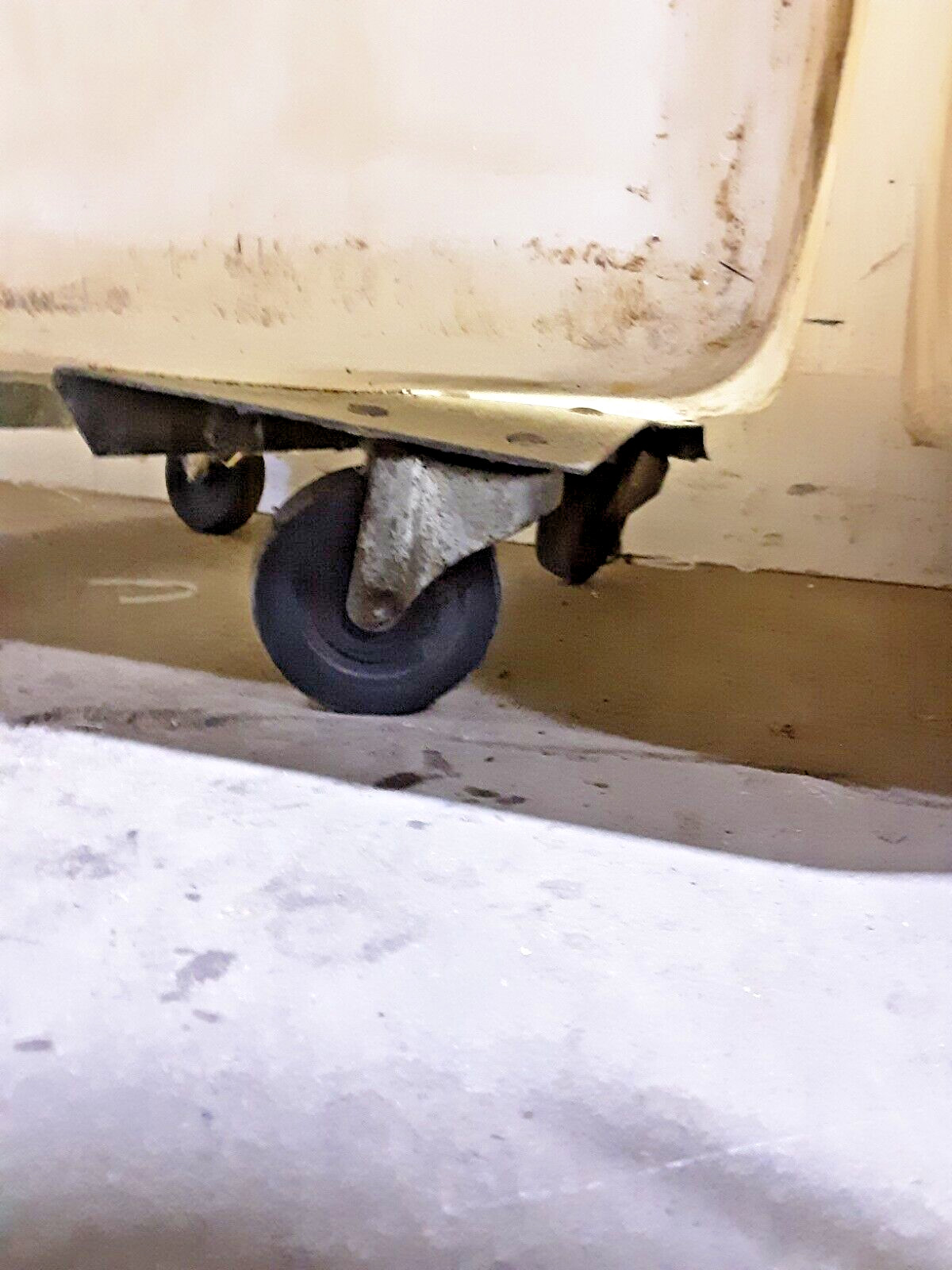 LOT OF 4 RUBBERMAID H.D COMMERCIAL INGREDIENT BINS ON CASTERS