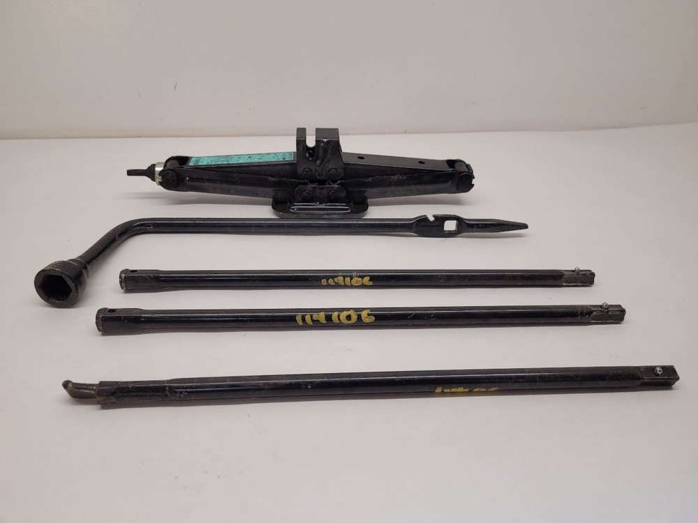 2012 CADILLAC ESCALADE Jack