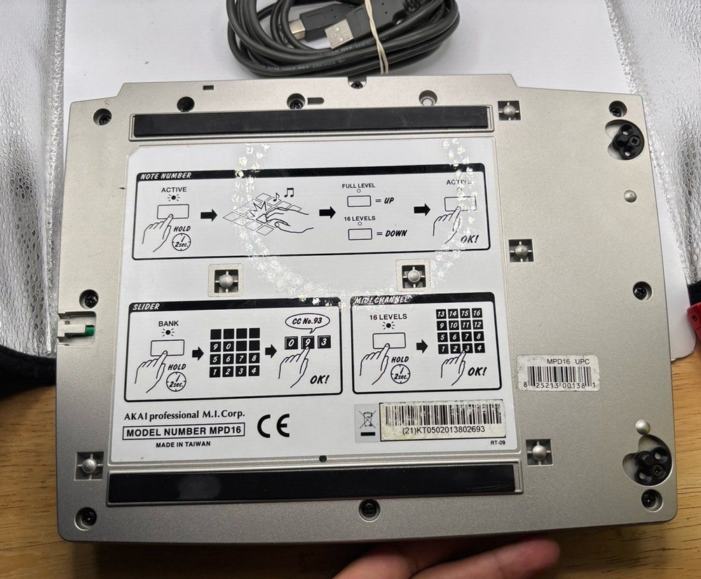 Akai Professional MPD16 USB/MIDI Pad Controller for Windows & Macintosh