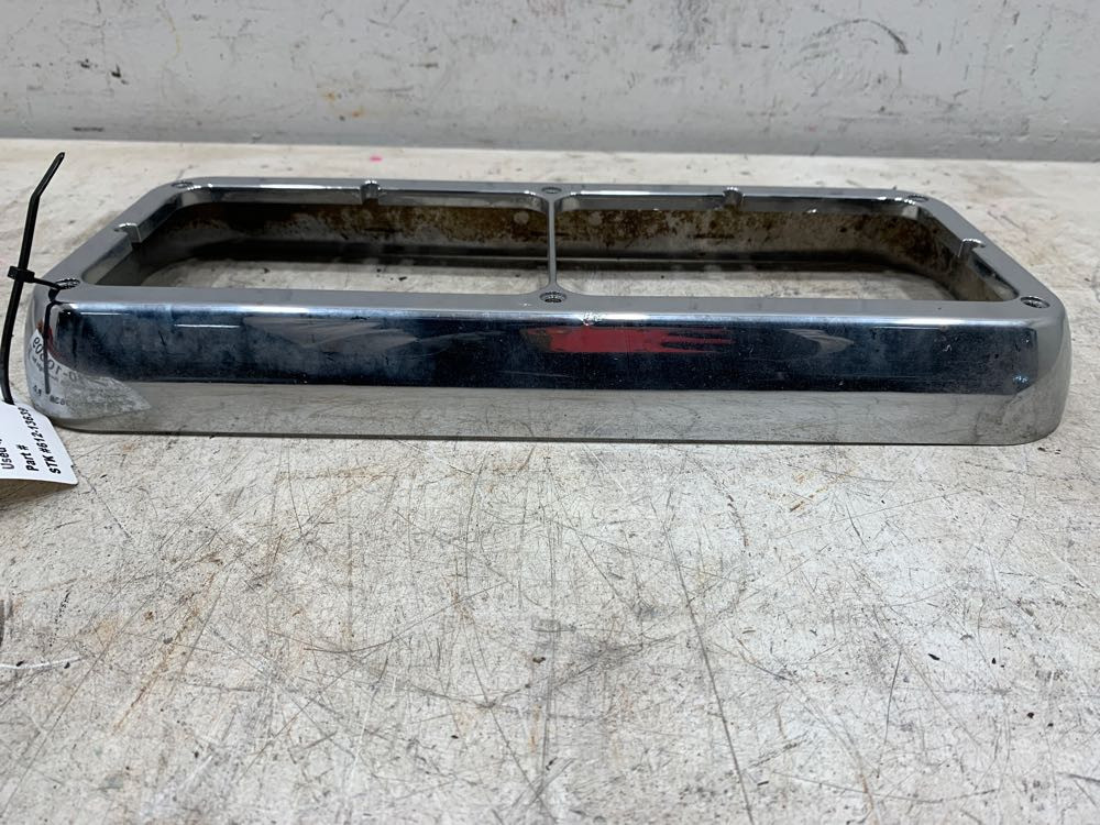 Western Star 4900 Light Bezel (710-10309)