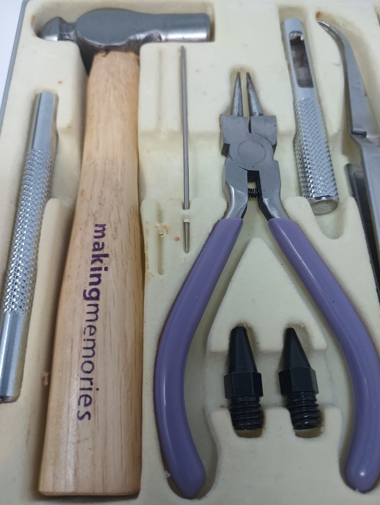 Making Memories Scrapbooking Tool Kit - Wear - Missing Needle