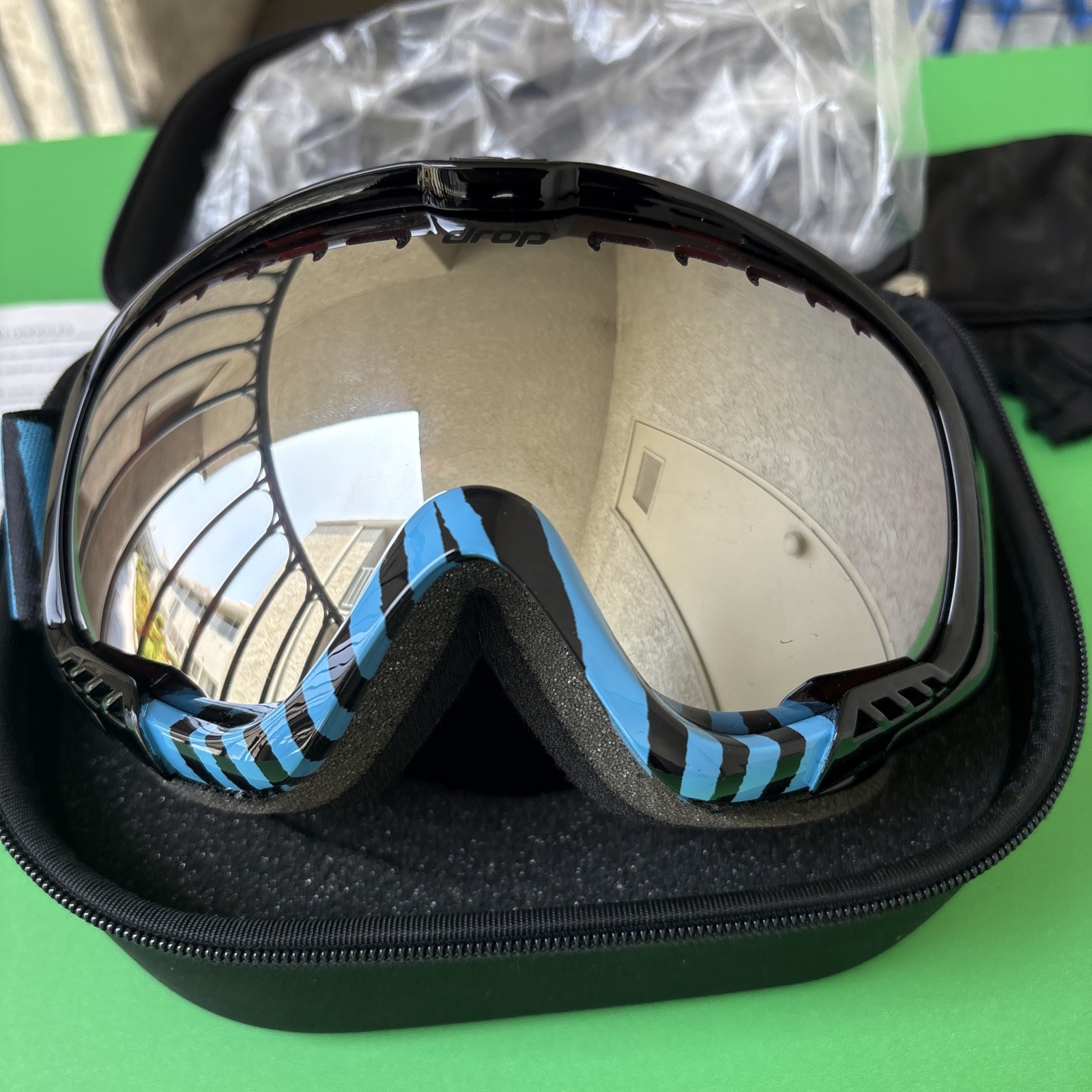 Drop Rocker Snowboarding & Ski Goggles New w. Carrying Case