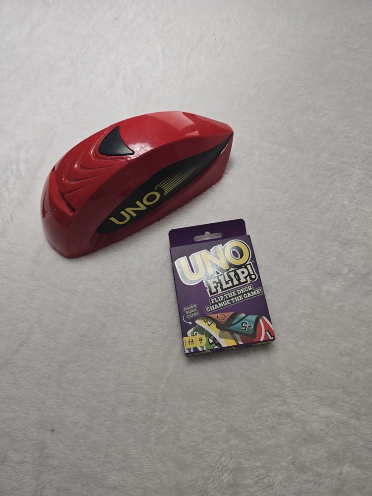 UNO ATTACK! Dealing Automatic Machine 2010 cards inside. Uno Flip included