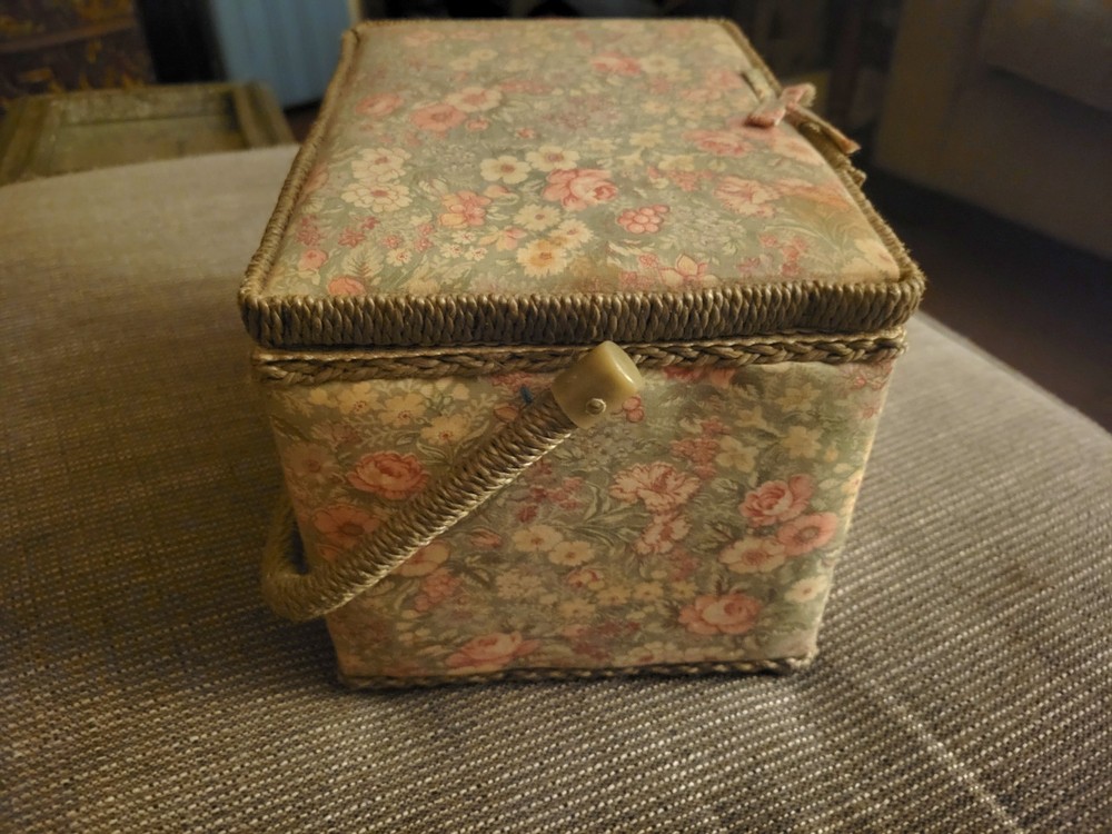 Vintage Quilt Pattern Sewing Box Hinged w/ Removable Tray