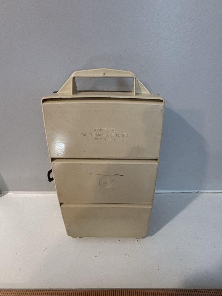 WM. Thomas & Sons, Inc. Plastic Spool/Bobbin Storage Box with Compartments