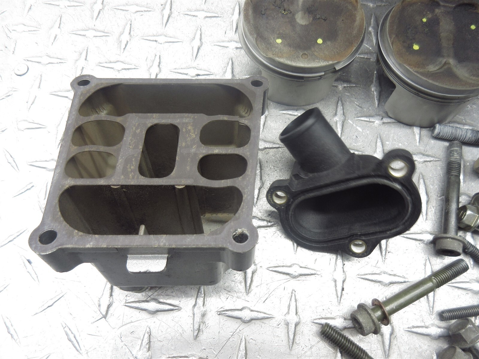 2002 01-02 Suzuki GSXR 1000 GSXR1000 Crankcase Case Engine Motor Block Piston