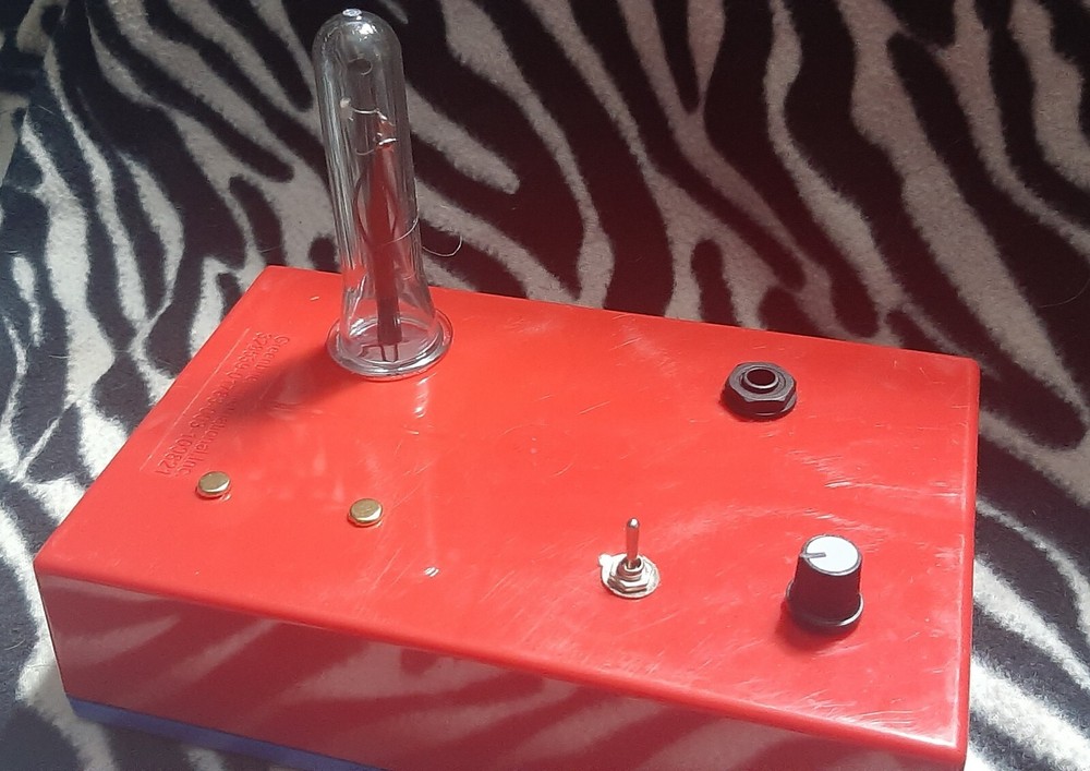 Stylophonic optical theremin synthesizer