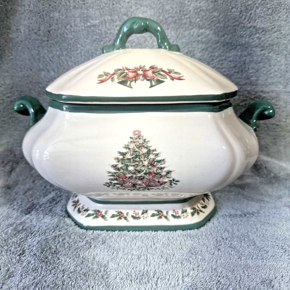 Christmas Tree Ceramic Covered  Casserole 1 Quart