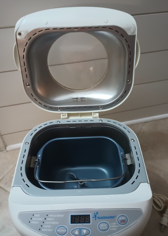 Toastmaster Automatic Bread Maker TBR15 White Digital Display WORKS Great