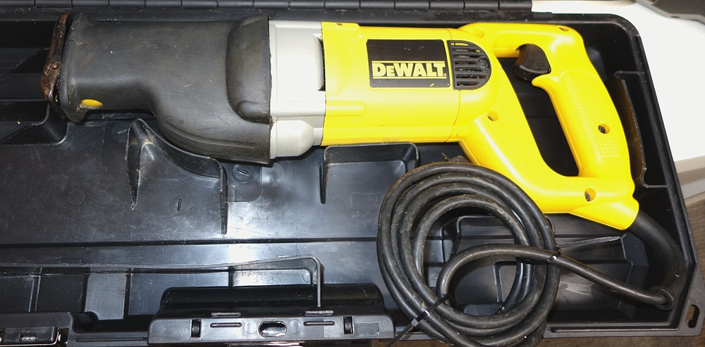 DEWALT DW307M 9.5-Amp Corded Reciprocating Saw Variable Speed