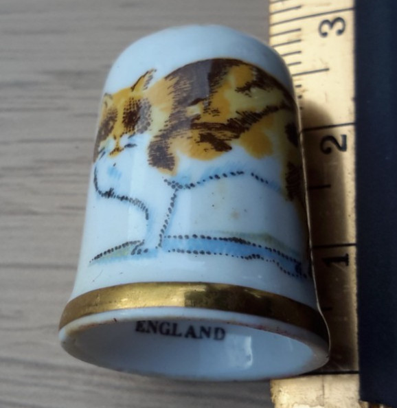 THIMBLE BY CAVERSWALL TORTOISESHELL AND WHITE CAT SEWING COLLECTABLE