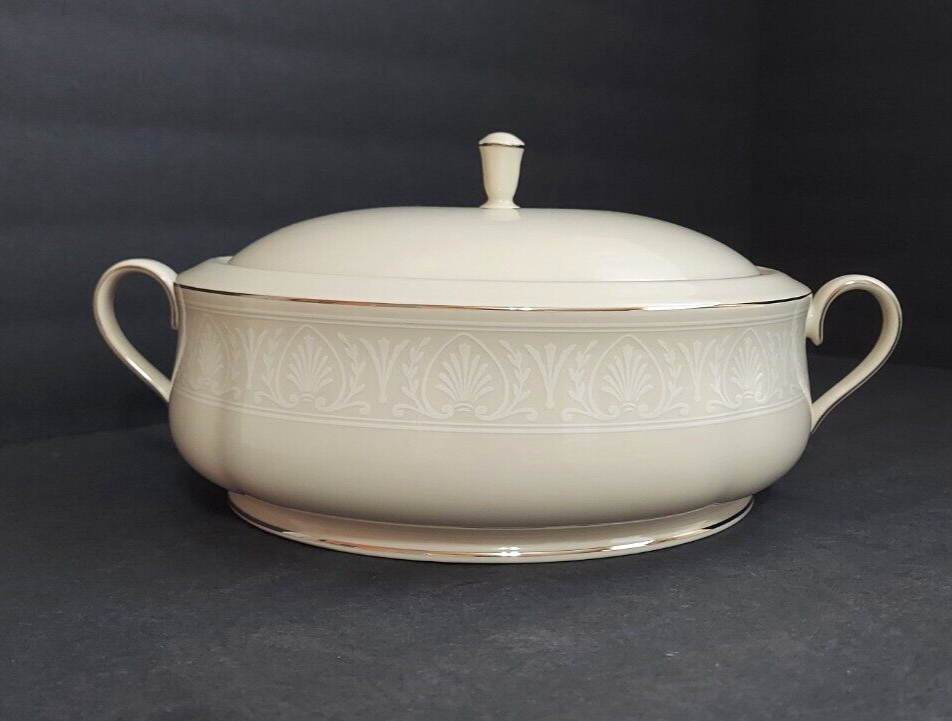 Lenox Courtyard Platinum Round Covered Vegetable