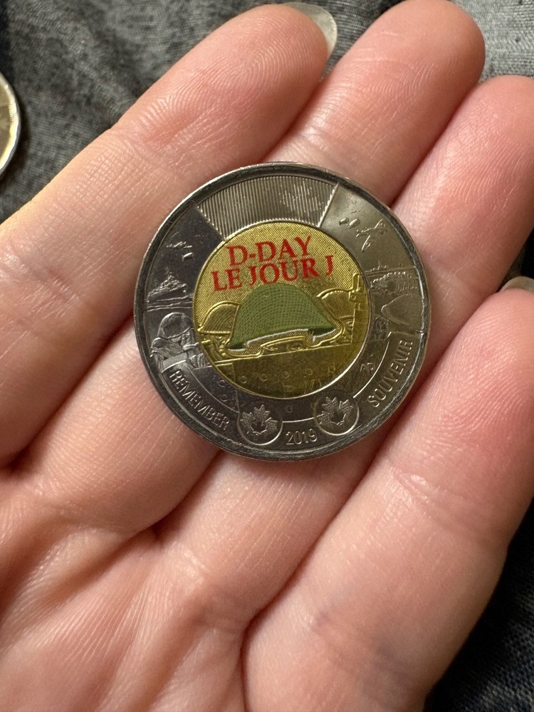 Rare *multiple errors* 2019 D Day coloured Toonie in uncirculated like condition