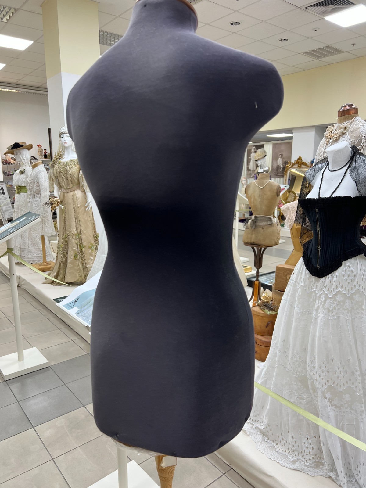 Vintage mannequin for women's clothing, 1940-1950.