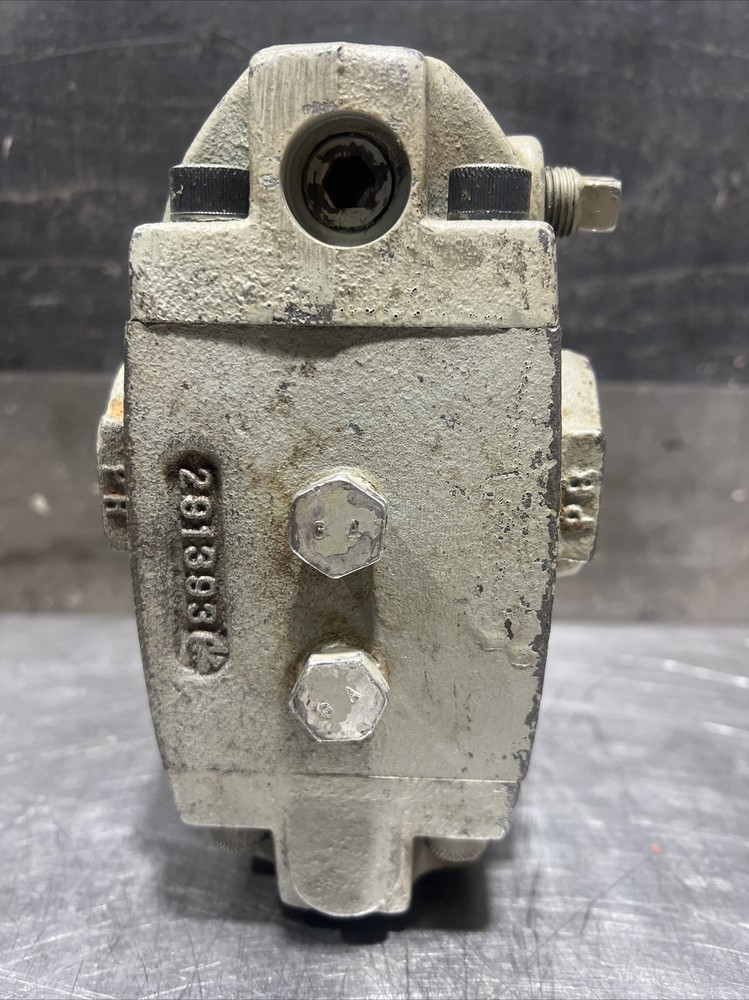 Nos Surplus Vickers Reducing Valve Model XT 06 B20. 80-2850 Pressure Range