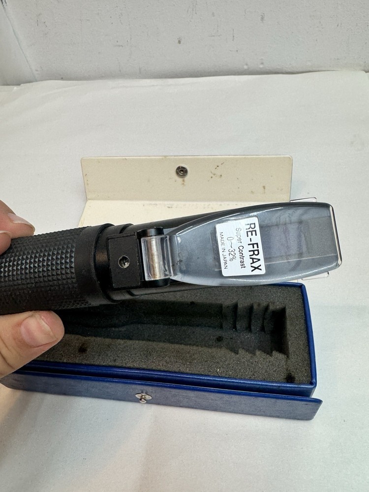 RE-FRAX 0-32% Brix Super Contrast Refractometer in Case